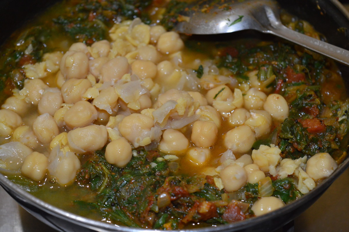 Spicy Spinach and Chickpea Curry Recipe (Palak Chole) - Delishably