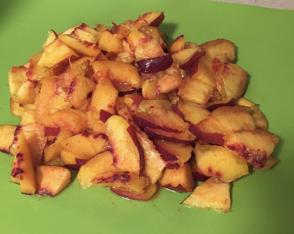 Step 2: Prepare the filling. Start by slicing the nectarines.