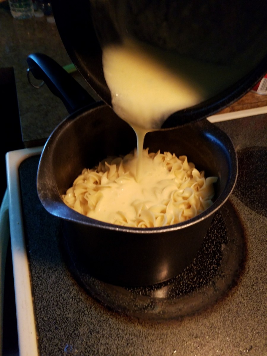 Combine white sauce and macaroni. Stir to mix evenly.