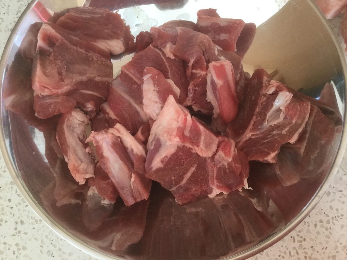 I cut off the surplus fat from stewing lamb before cutting. 500 grams of lamb in these images yielded 475 grams of trimmed lamb
