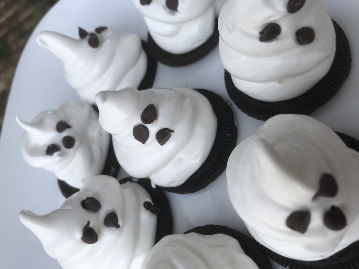 The cute little ghosts are adorable as is, or you can use them to adorn your favorite cupcakes or to top a cake. Have fun with them!