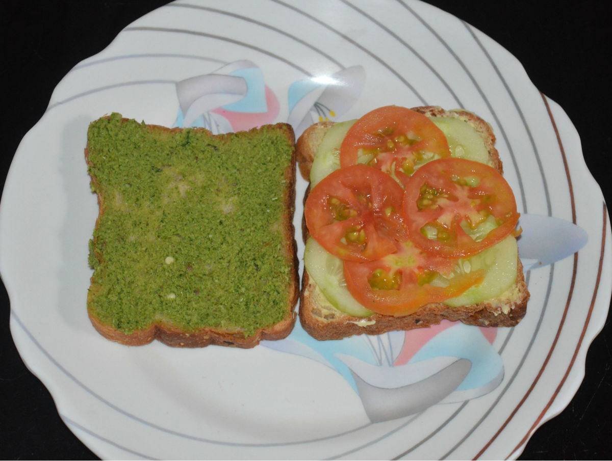 making-green-coriander-chutney-bread-sandwich