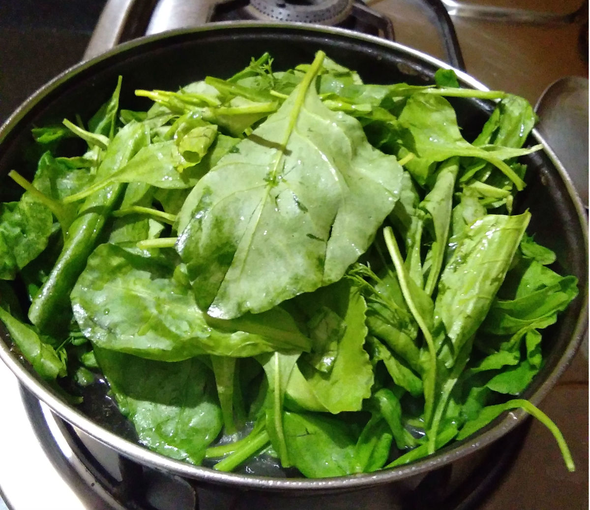 Step three: Stir-cook the remaining spinach in the same pan.