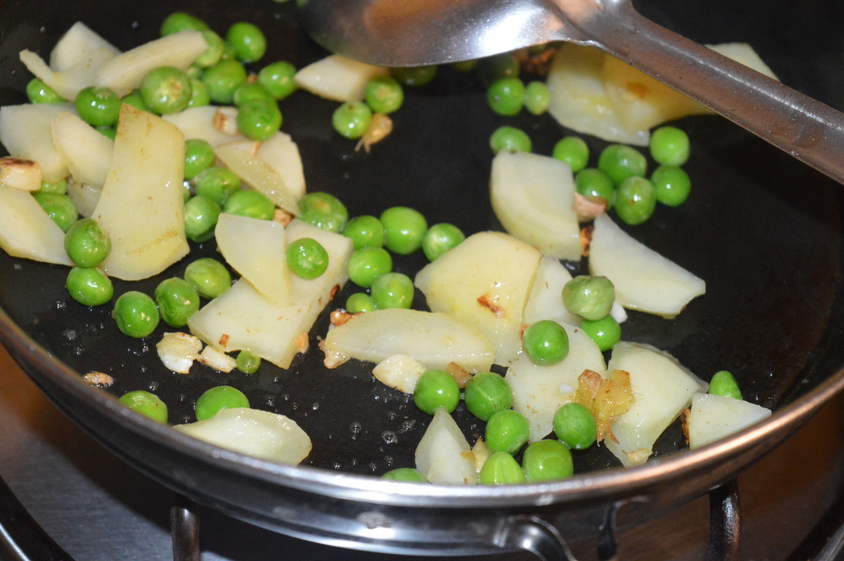 How to Make Green Pea Potato Soup With Beetroot Topping Delishably