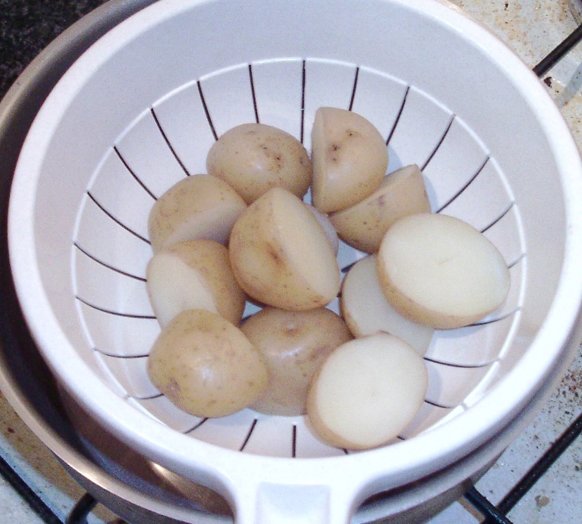 Boiled and drained potato halves of potatoes.