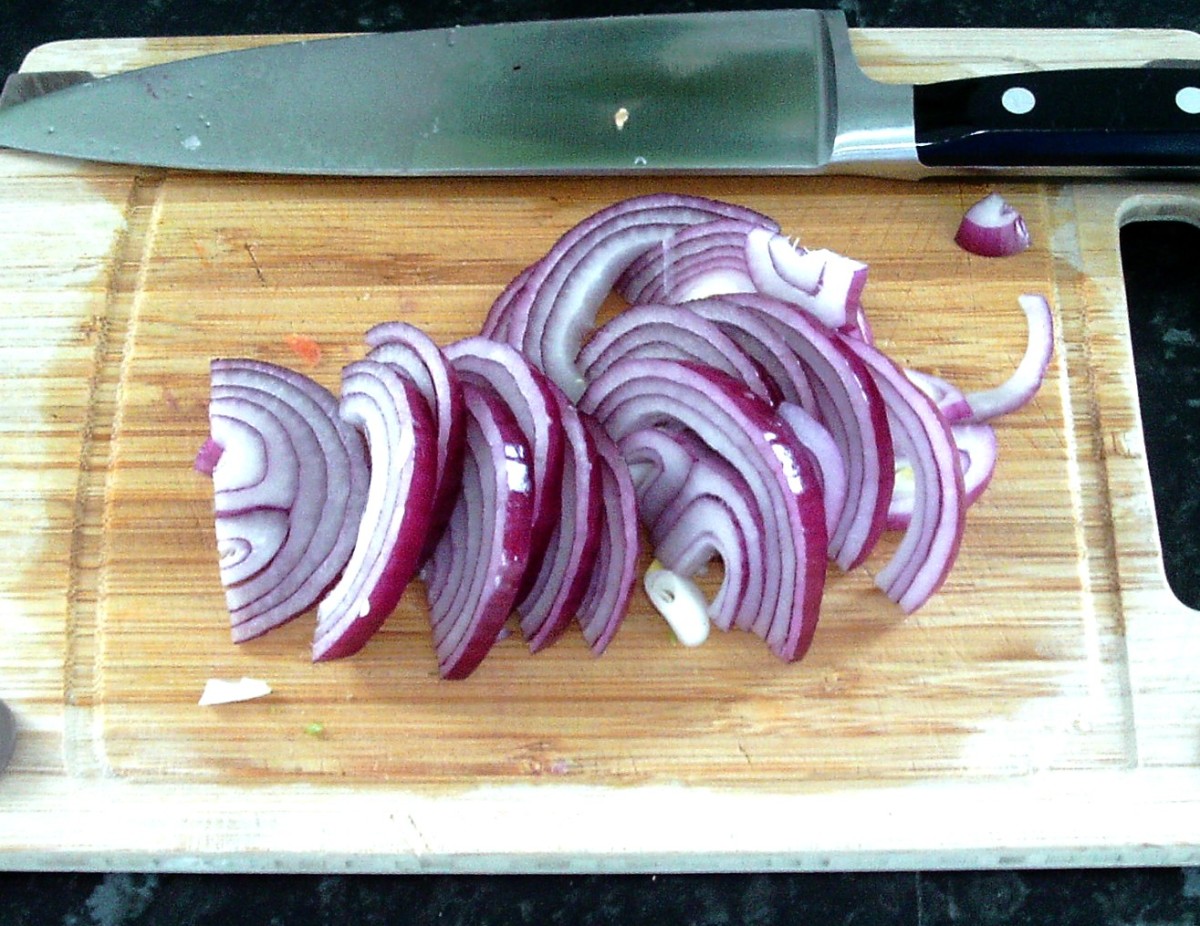 Sliced red onion