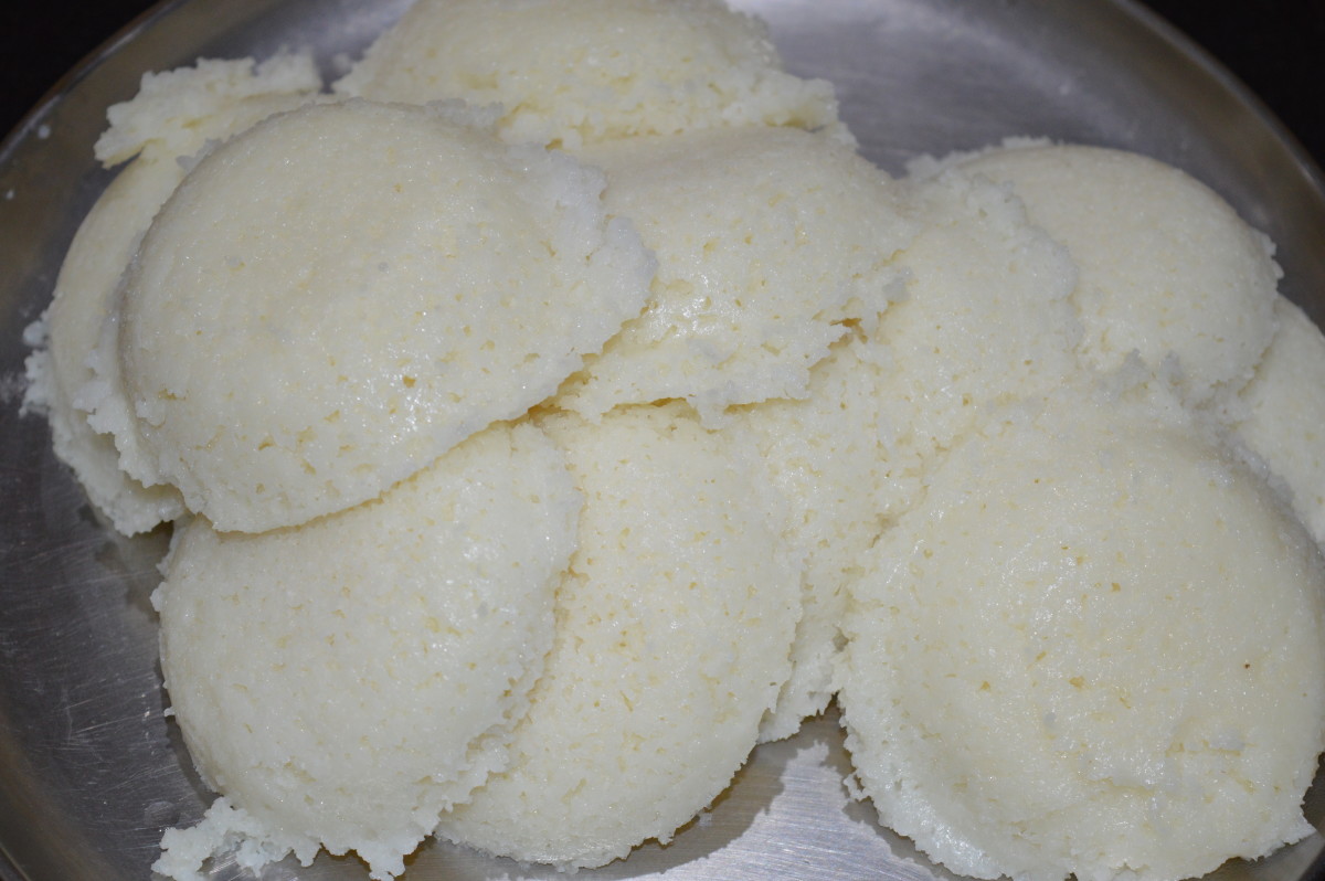 Separate the idlis from the moulds with the help of a spoon handle.