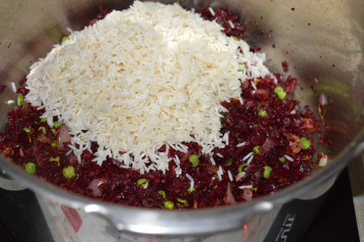 Step seven: Add rice. Continue stir-cooking for another 2 to 3 minutes.
