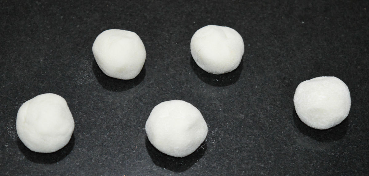 Step six: Divide the dough into small lemon-sized balls.