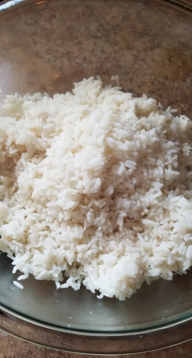 Put boiled rice in a large mixing bowl.