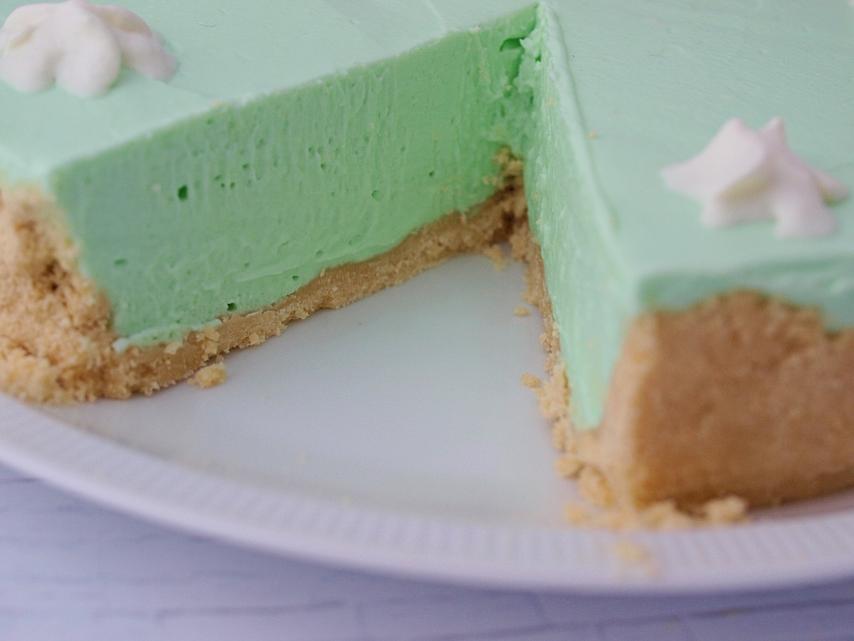 No-Bake Mint Cheesecake - The best no-bake cheesecake you'll ever have.