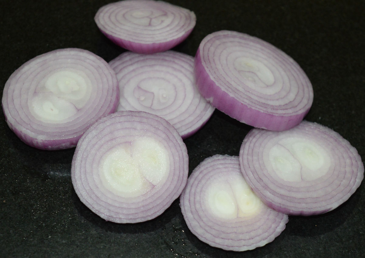 Step one: Slice onions into 5-mm-thick rings. Separate the rings. Set aside the tiny ring in the middle. Use them for your regular cooking.