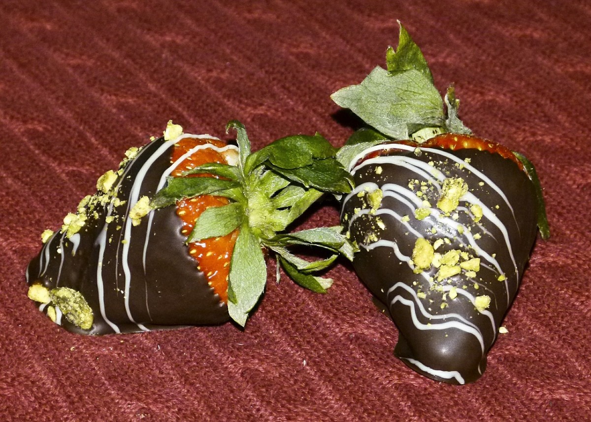chocolate-covered-strawberries-with-elegant-drizzle-decoration