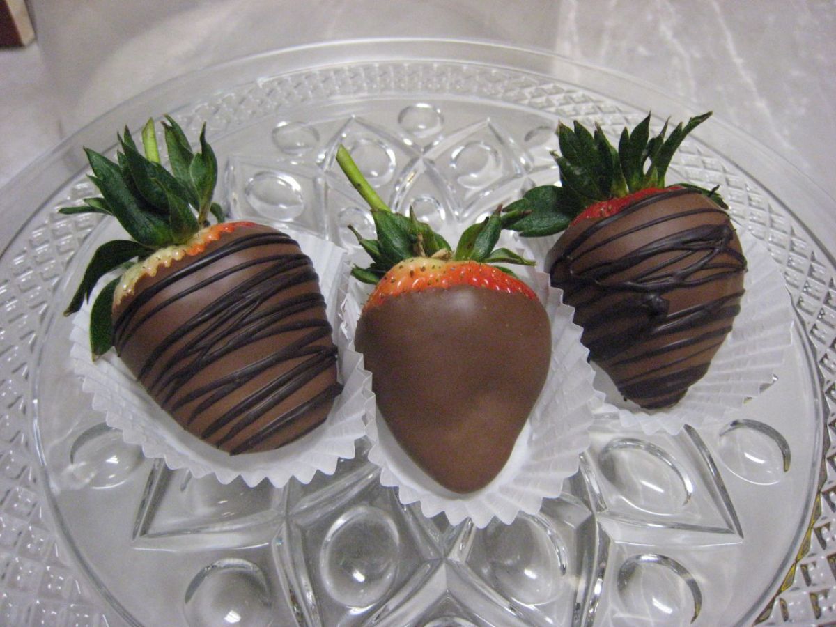 ChocolateCovered Strawberries Recipe With Drizzle Decoration Delishably