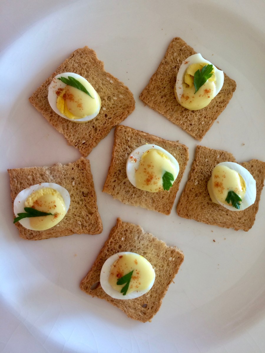 Boiled egg slices on wholewheat crackers