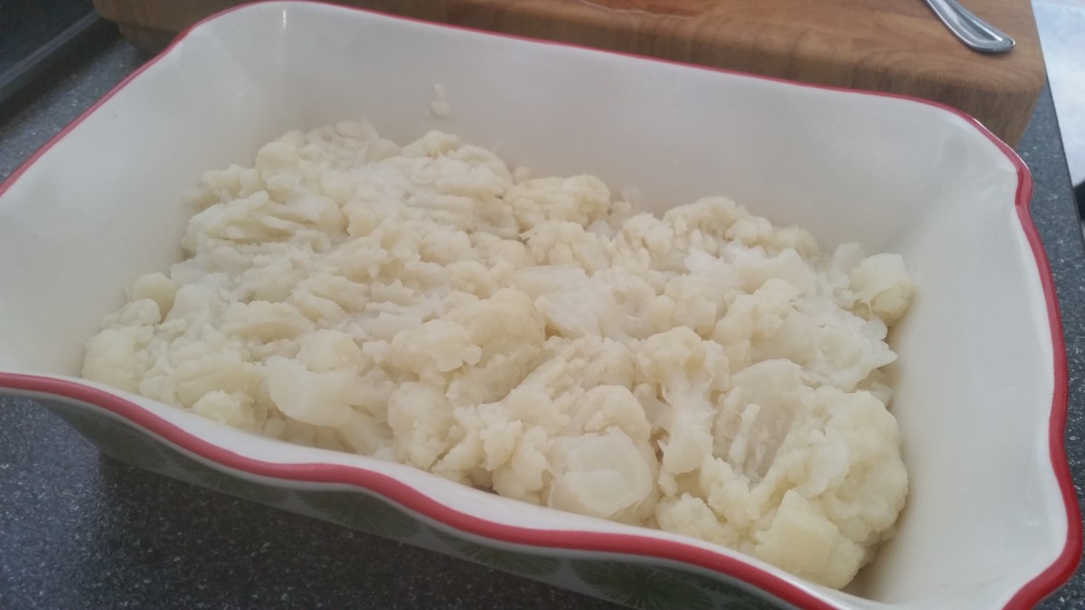 Spread steamed cauliflower evenly into casserole dish.