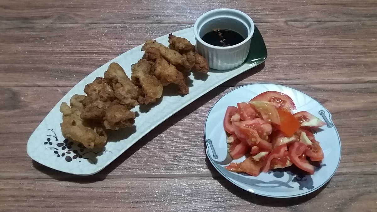 The finished product: chicharrón piel de pollo with homemade spicy soy-vinegar dip and tomatoes.