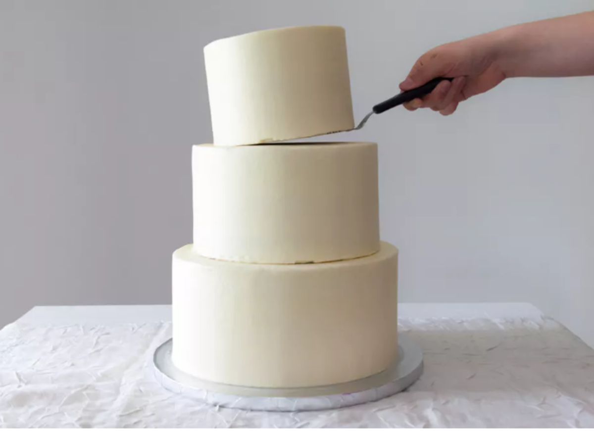 cake-decorating-basics-how-to-stack-a-tiered-cake