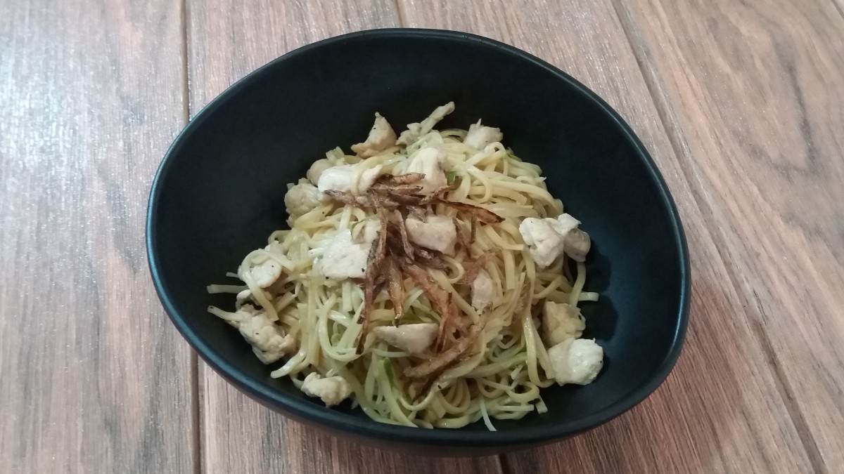 The finished product: egg noodles, mung bean sprouts, and chicken in oyster sauce.