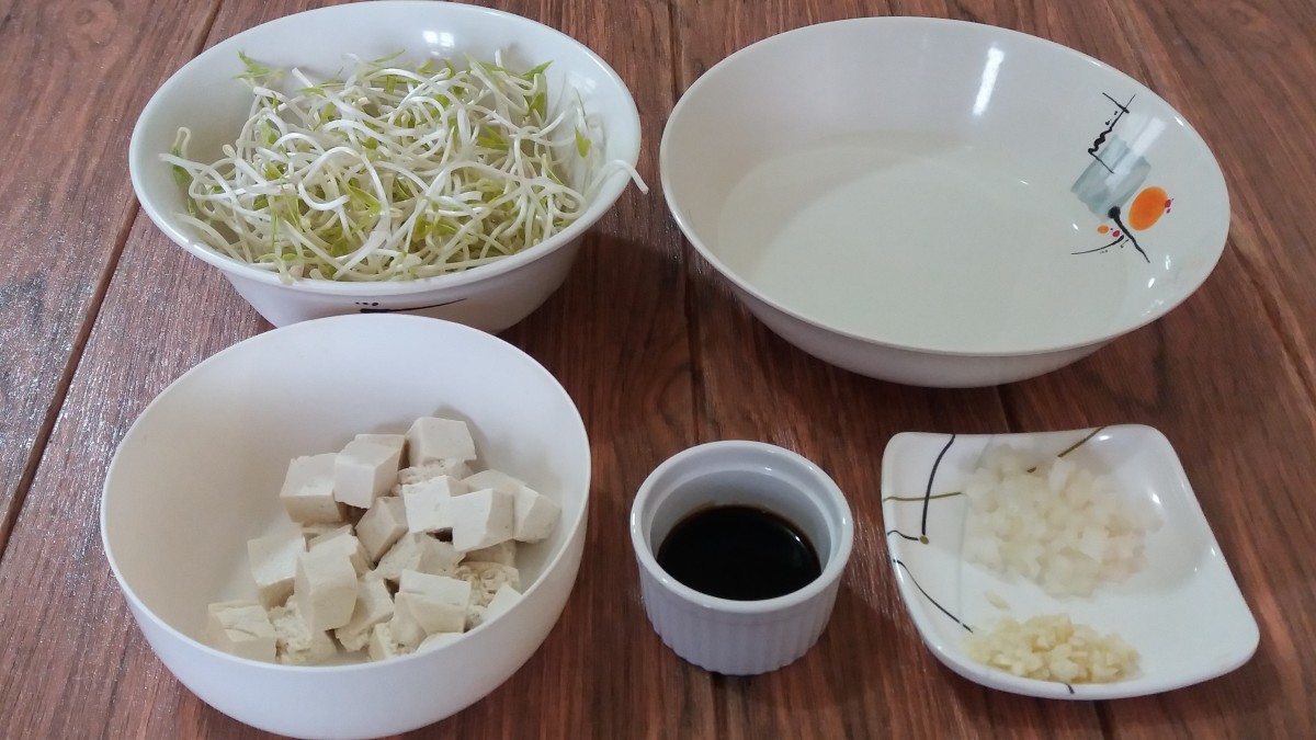 Mung bean sprouts, water, tofu, oyster sauce, garlic, and onion