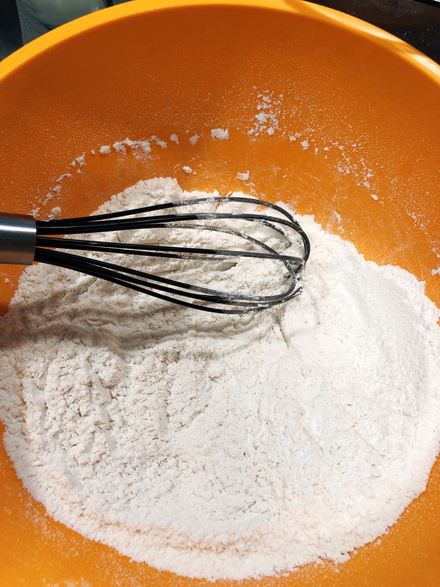 In a separate bowl, sieve the flour, sugar, salt, baking soda, and baking powder. Using a whisk, combine the ingredients. 