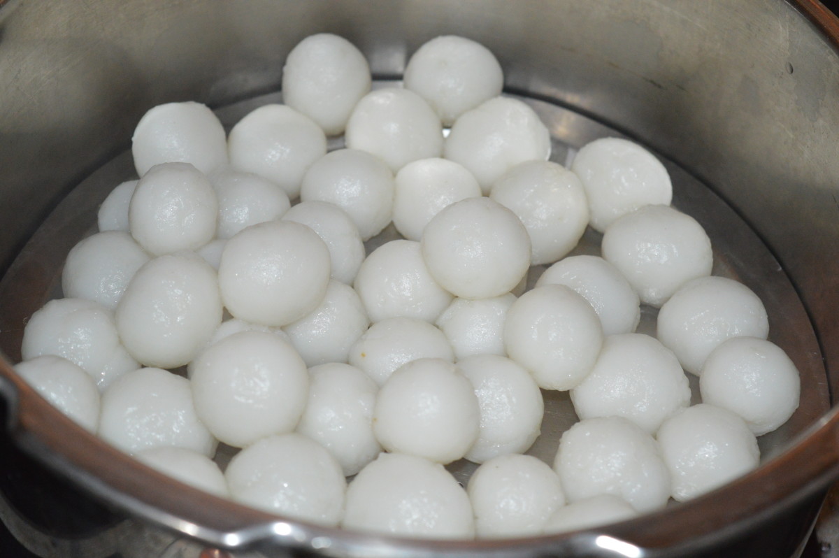 The cooked rice-coconut balls.