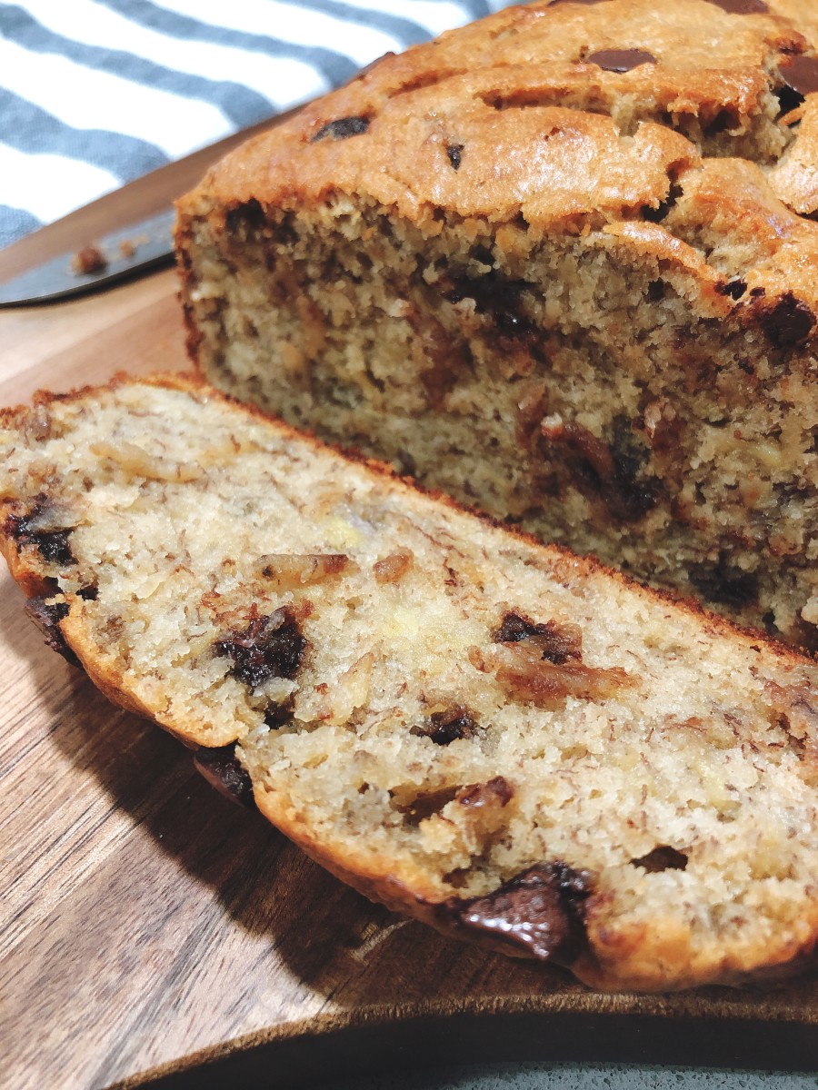 A slice of banana bread is waiting for me. 