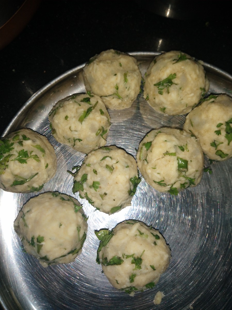 Divide both dough and potato-paneer stuffing into an equal number of medium-sized balls.