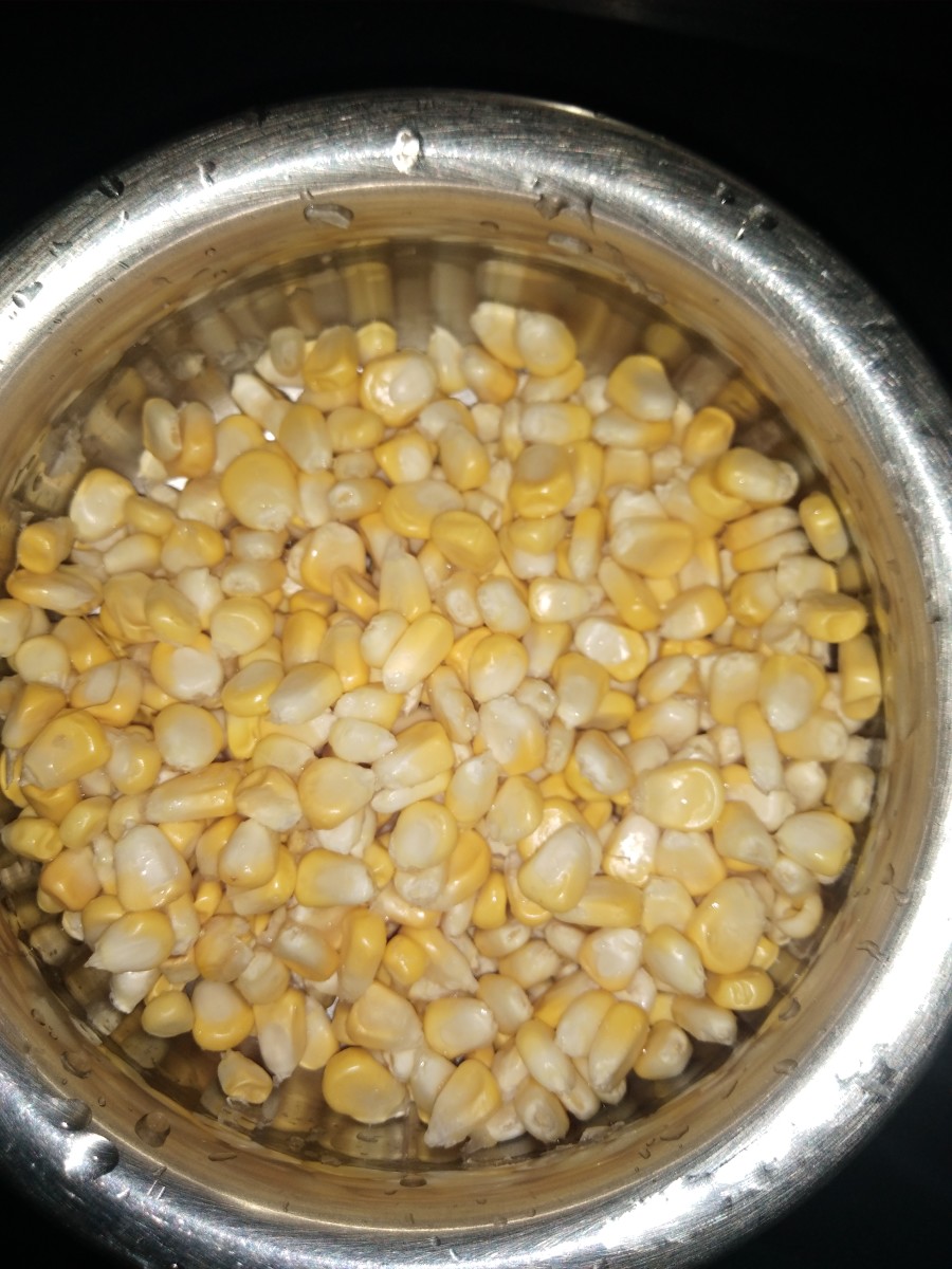 Peel off skin and husk of corn, separate corn seeds from the cob, and wash them.