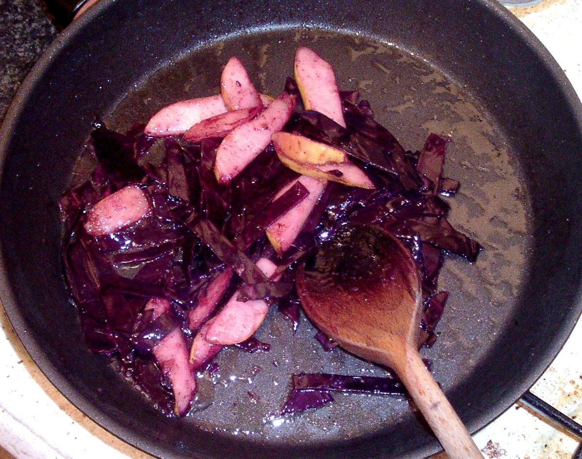 Sauteing red cabbage and pear with nutmeg