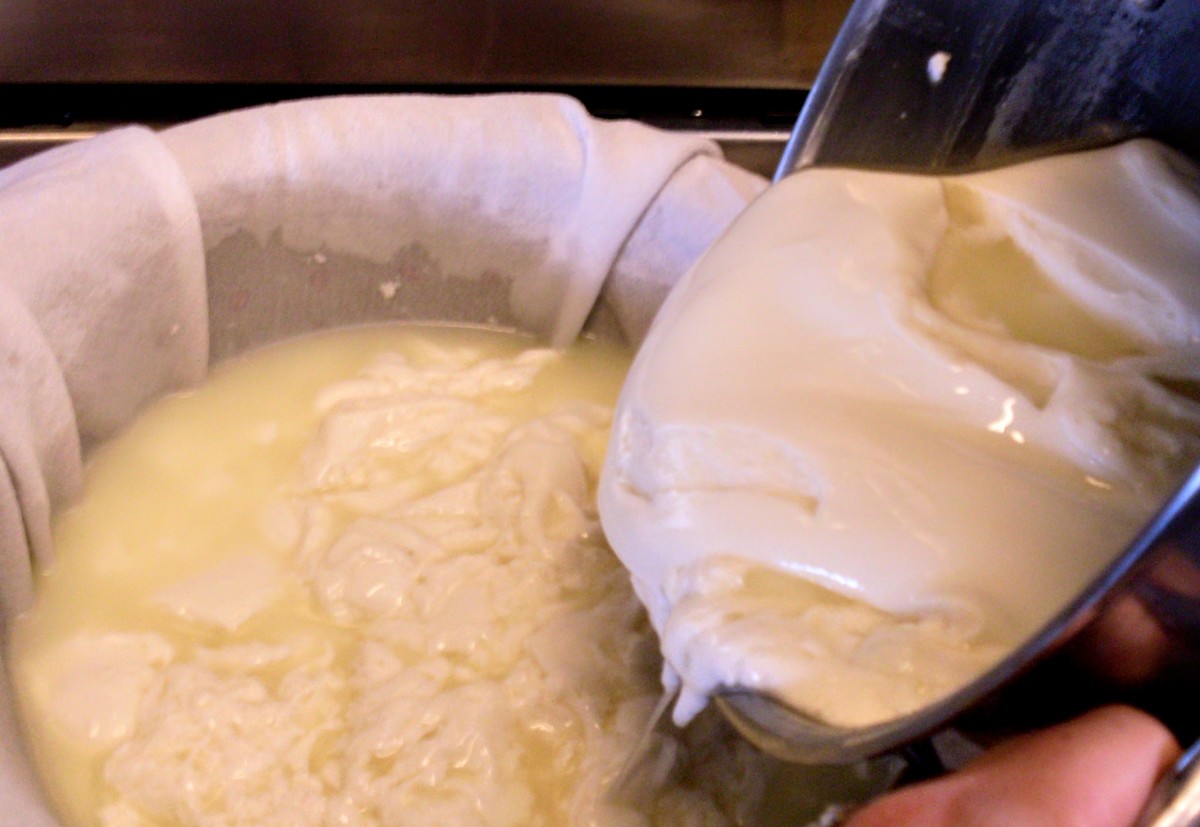 I am adding the remaining curds to the colander, pouring directly from the stock pot.