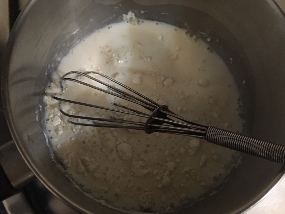  Mix the flour and milk in a saucepan.