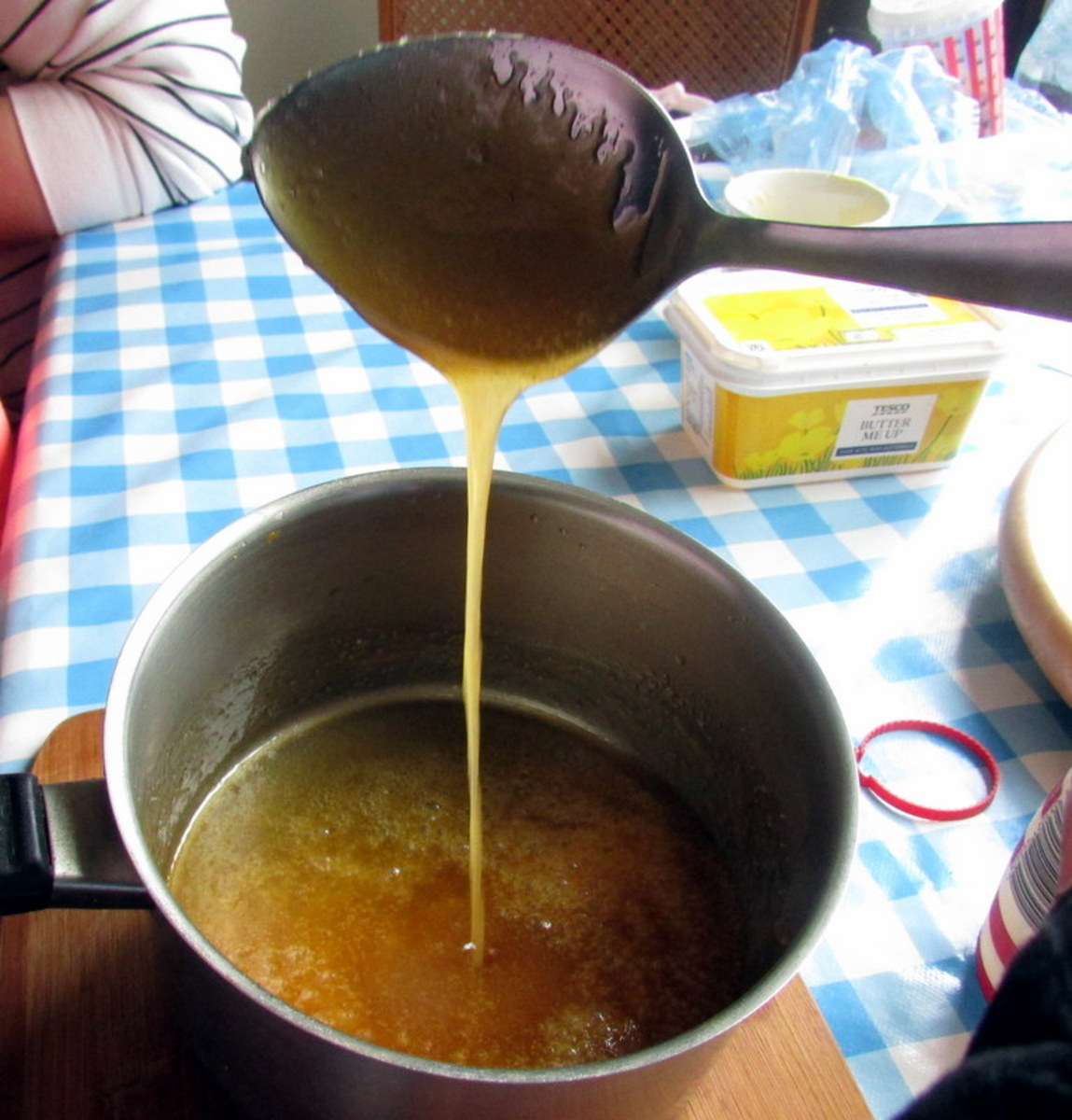 Keep on the boil until you see the mixture turn into a caramel colour. This will take about 4 to 7 minutes.