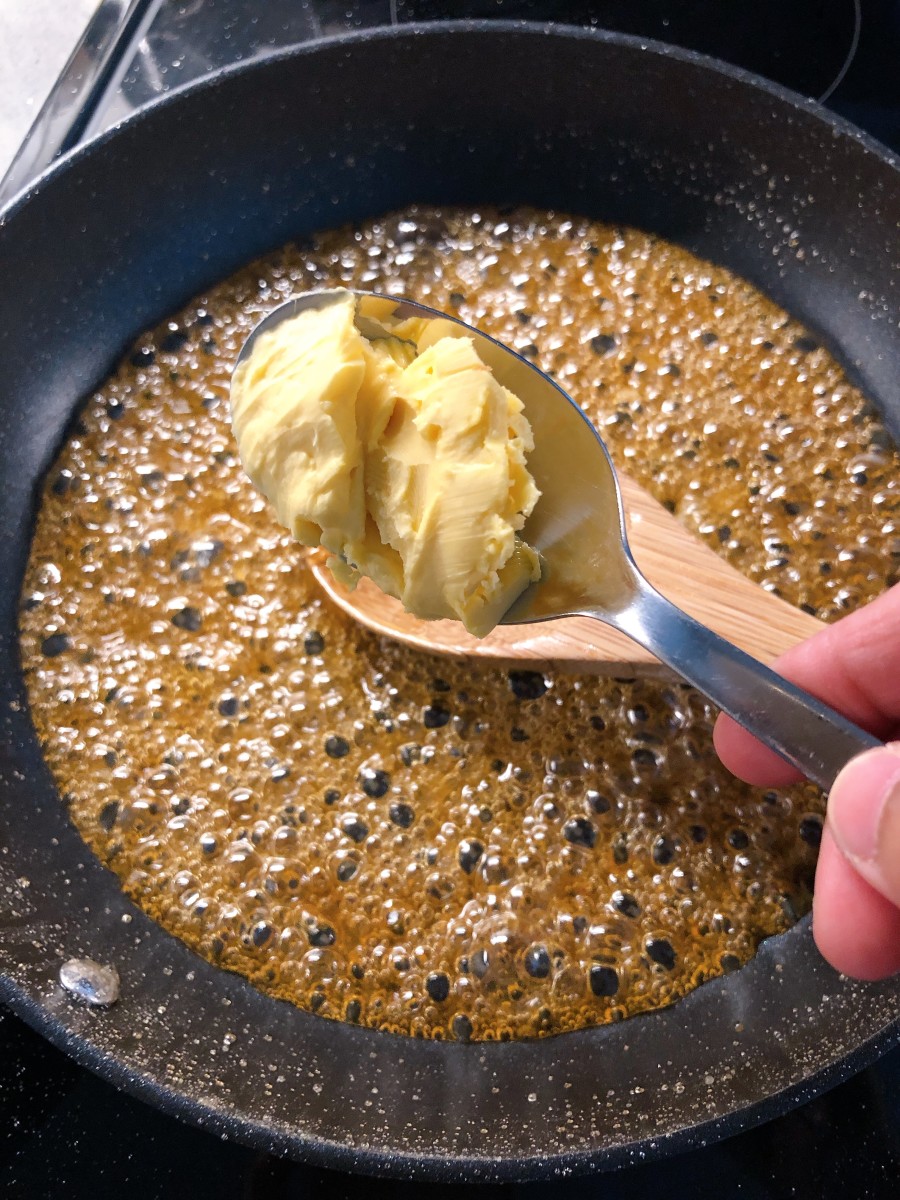 Add the margarine into the caramelized sugar mixture. 