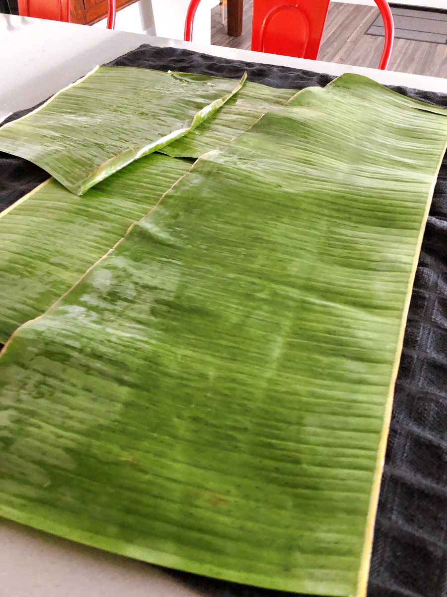 Wash the banana leaves and dry them with a clean towel. Cut the leaves into 9 or 10 square shapes.