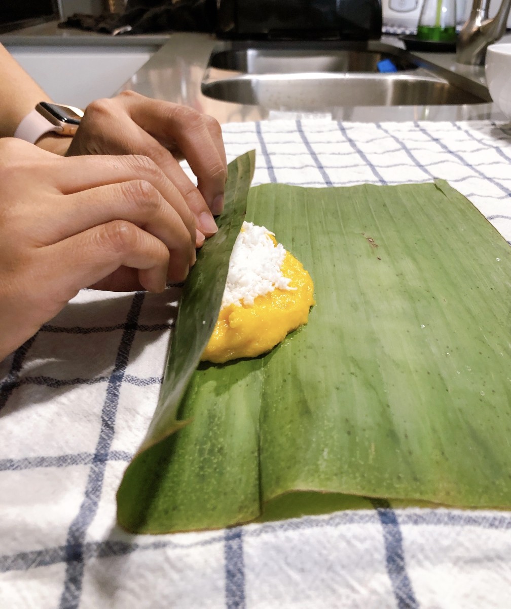 Tightly roll the banana leaf from the bottom.