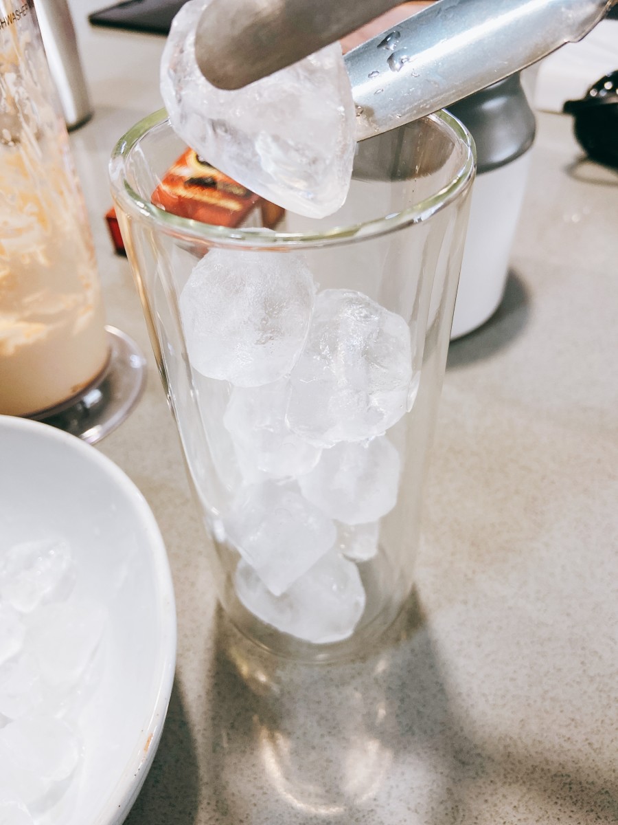 Assemble the coffee: In a tall glass, add the ice cubes. 