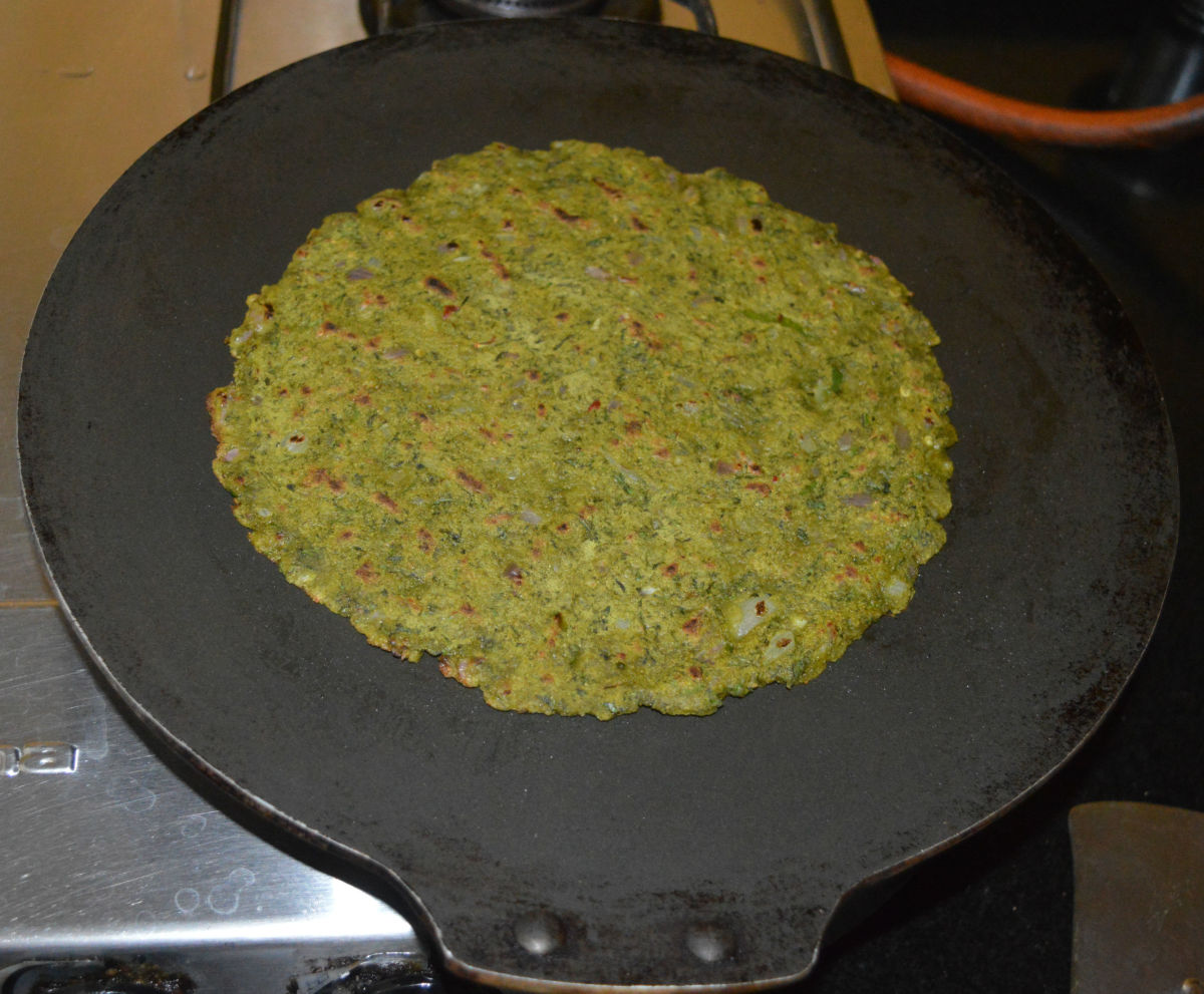 Cover the pan and cook for 2 minutes. Remove it from the pan with the help of a spatula. Place it on a serving plate.