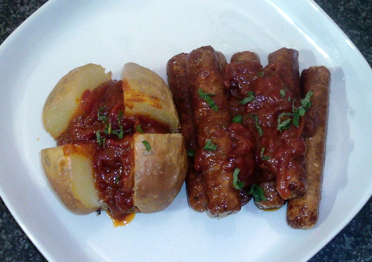 Baked potato with apple curry sauce and vegan sausages
