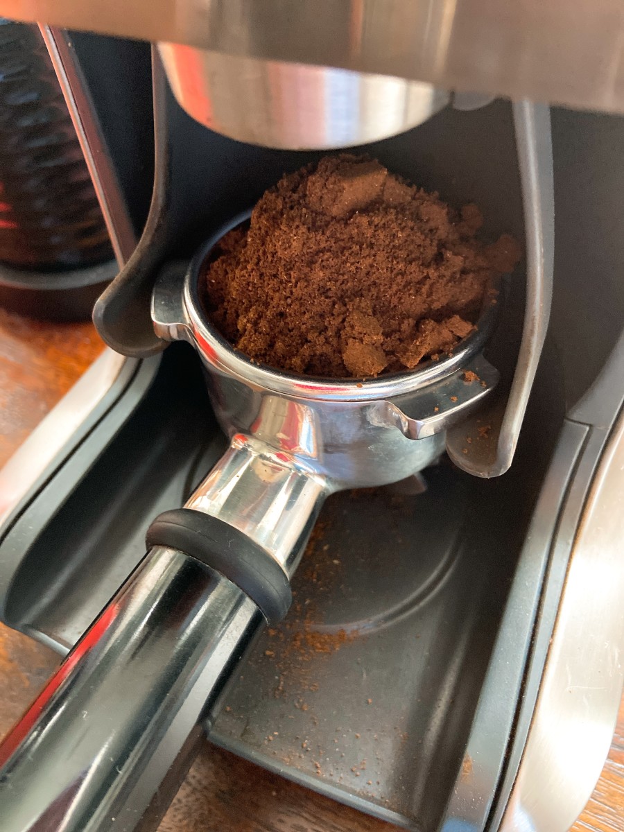 Grind the coffee beans with a coffee grinder. 