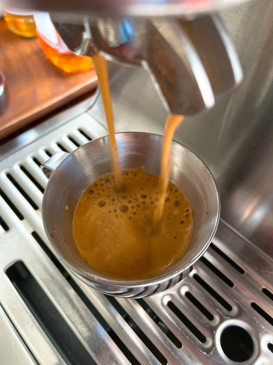 https://images.saymedia-content.com/.image/t_share/MTc0NjIxMDE0OTc3MDk1Njcw/how-to-make-caramel-iced-coffee.jpg