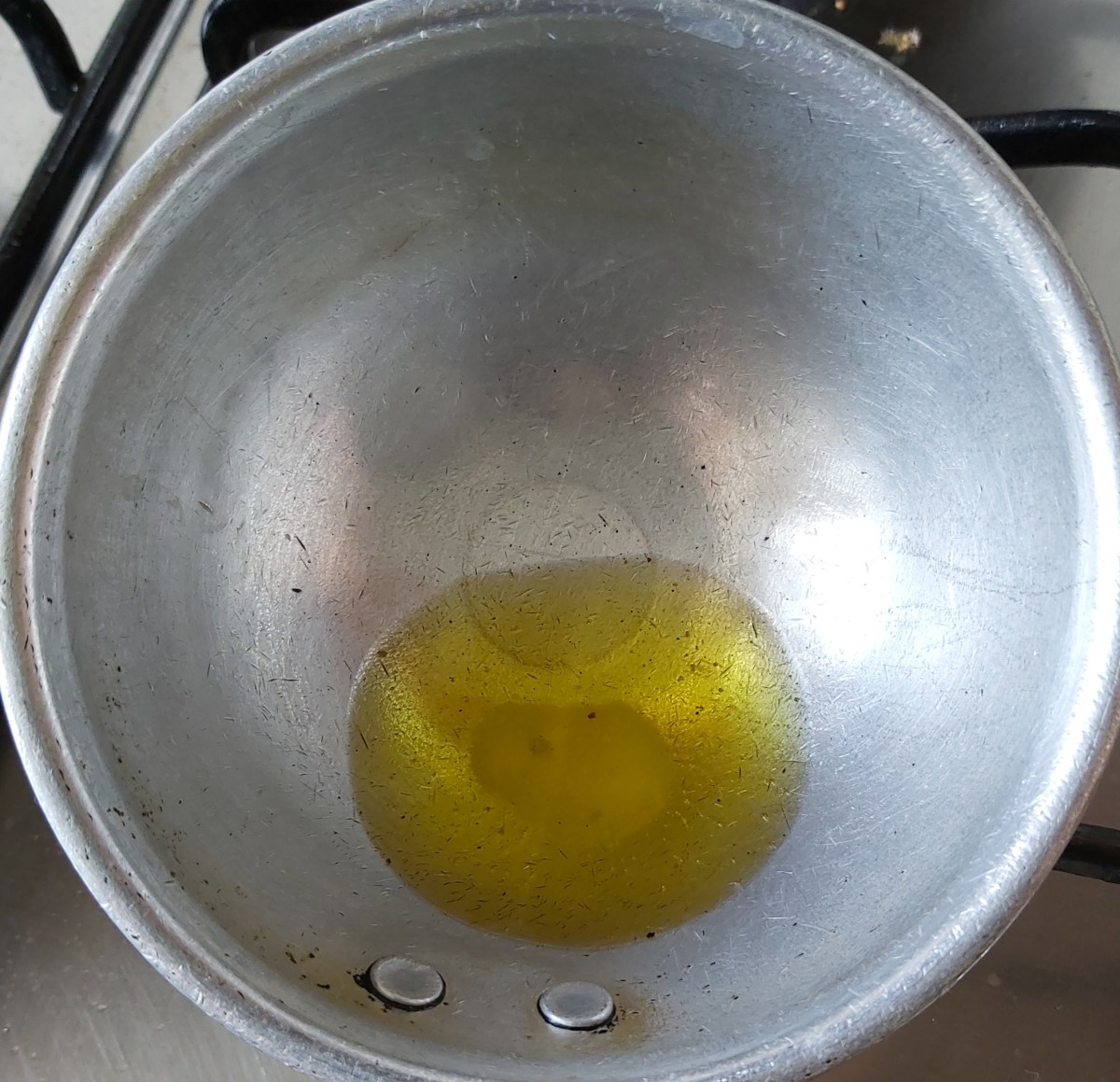 In a pan, heat 1-2 teaspoons of ghee.