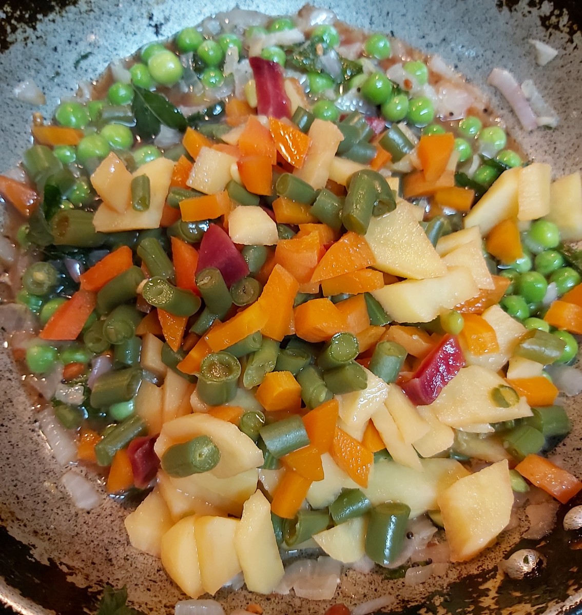 Add cooked vegetables to a pan, mix and cook for 1-2 minutes (don't discard the water). 