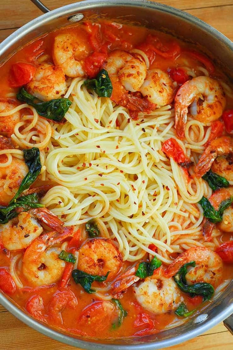 Shrimp pasta with garlic basil tomato sauce