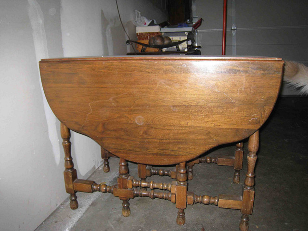 Gate-leg table made from walnut wood  - Early designs of the 17th to 18th century American style table.