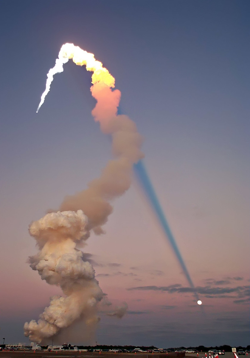 Atlantis launch plume