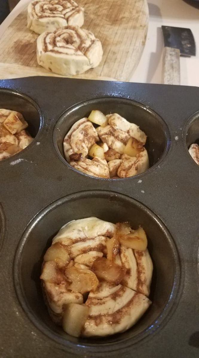 Cook the apples, nutmeg, allspice, and cinnamon bun mix together for 12-16 minutes.