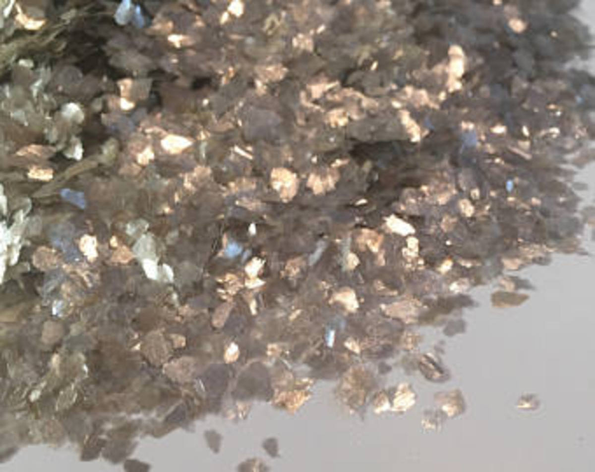 云母通常会出现这样的薄片，因为它的性质是片状硅酸盐矿物。