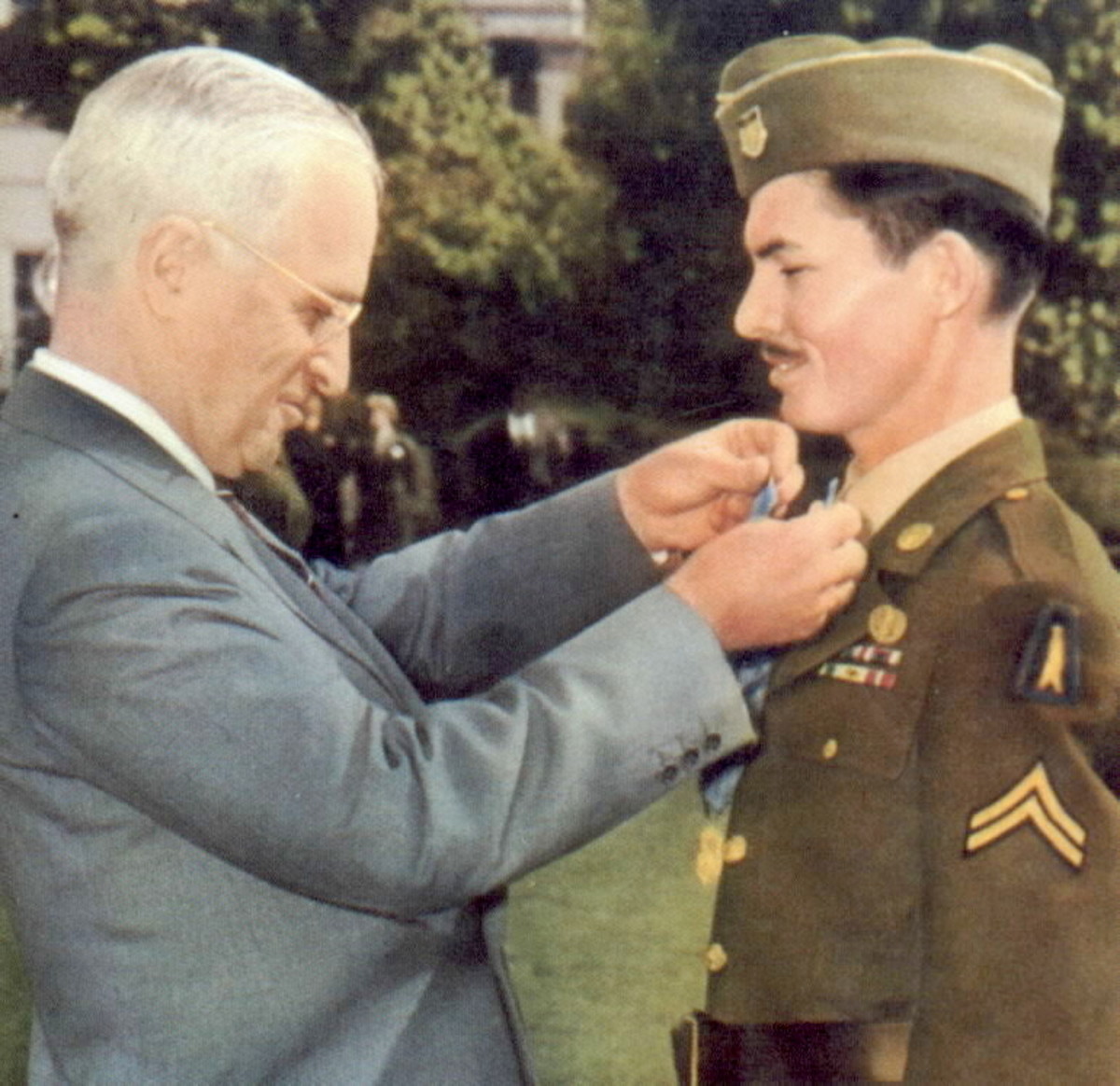 Picture of Desmond Doss receiving the Medal of Honor from President Harry Truman.