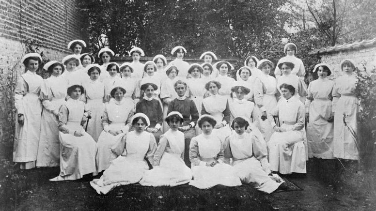 Edith Cavell (centre) with her nursing students.